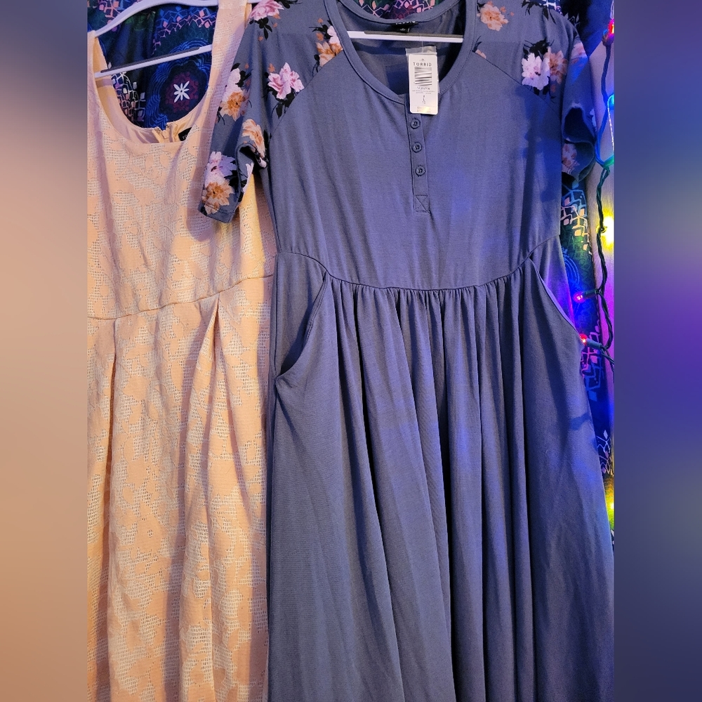 Torrid dresses two sizes 12 and 16 the 12 is kinda a big 12. And has pockets - Picture 2 of 9